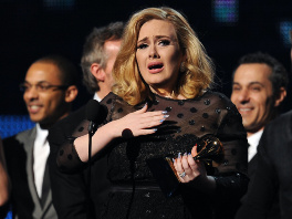Adele nije mogla zaustaviti suze (Foto: AFP)