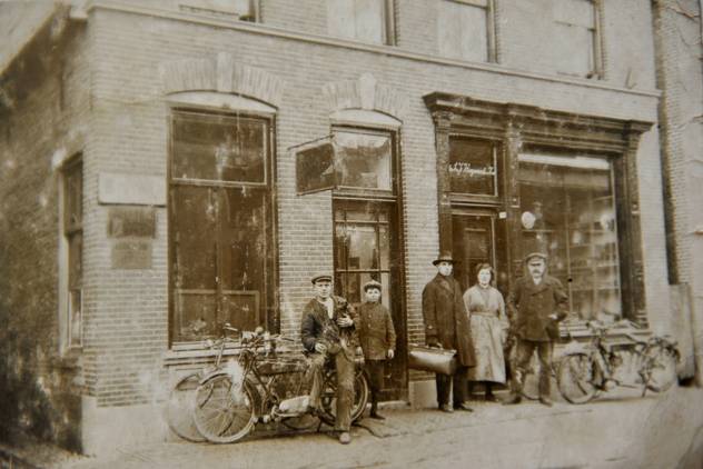 Bart Wiegerinck sa sinom ispred radionice bicikla, kasnije Chevroletov prodajno servisni centar, u Hengelu, Nizozemska 1910.