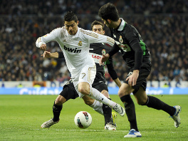 Cristiano Ronaldo u duelu sa Alvarom Gonzalezom (Foto: AFP)