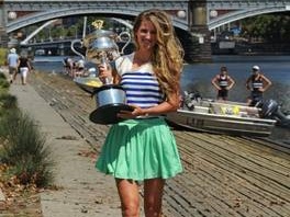 Victoria Azarenka pozira sa trofejom Australian Opena u Melbourneu (Foto: AFP)