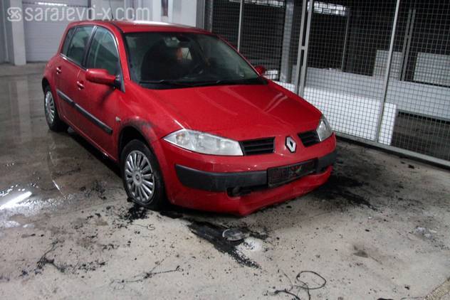 Renault Megane u kojem je pozlilo vozaču (Foto: Feđa Krvavac/Sarajevo-x.com)