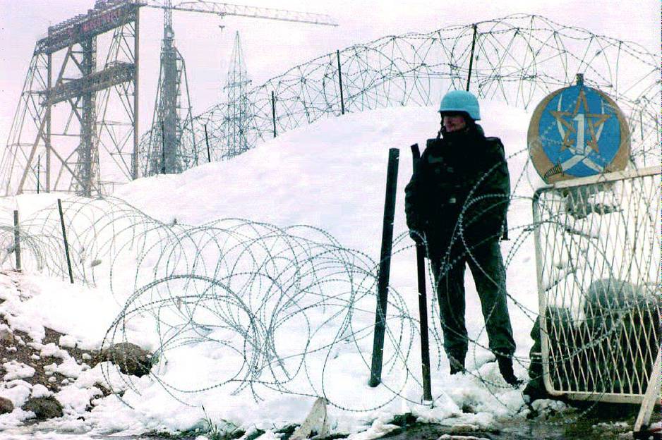 Pripadnik UNPROFOR-a ispred baze u Sarajevu, 16. novembar 1993. godine. (Foto: AFP)