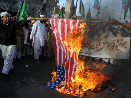 Demonstranti zapalili američku zastavu (Foto: AFP)