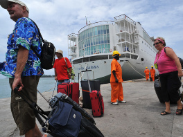 Putnici napuštaju brod (Foto: AFP)
