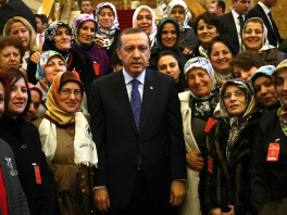 Premijer Recep Tayyip Erdogan sa delegacijom žena u Parlamentu Turske (Foto: AFP)