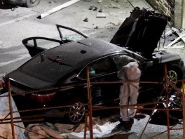Automobil ispod kojeg je podmetnuta bomba