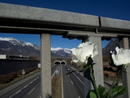 Cvijeće iznad tunela u kojem se desila stravična nesreća (Foto: AFP)