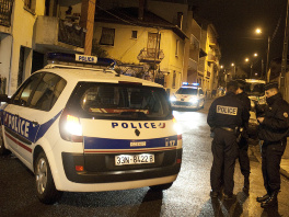 Policija ispred kuće osumnjičenog (Foto: AFP)