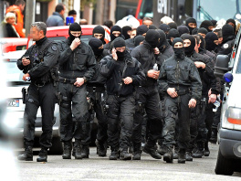 Specijalci ispred stana (Foto: AFP)