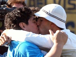 Strastveni poljubac Maradone i Teveza