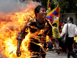 Tibetanac u vatri trčao 50 metara (Foto: AFP)