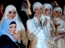 Medni Kadirov sa manekenkama koje su nosile njene kreacije (Foto: AFP)