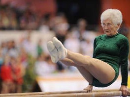 Njemica u devetoj deceniji rutinski izvodi gimnastičke tačke