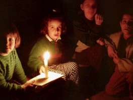 31. maj 1993. godine: Djeca sa posebnim potrebama u skloništu i uz svijeće (Foto: AFP)