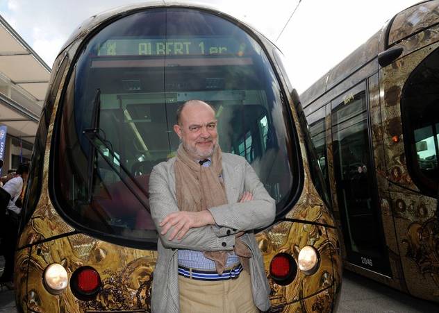 Christian Lacroix pored tramvaja čiji je izgled osmislio (Foto: AFP)