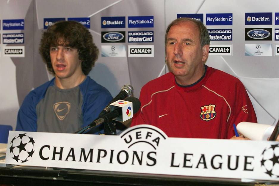 Carles Rexach i Carles Puyol prije utakmice sa Lyonom 22. oktobra 2001. godine (Foto: AFP)