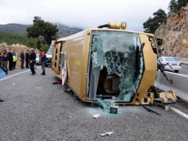 Autobus se prevrnuo na cesti (Foto: AFP)