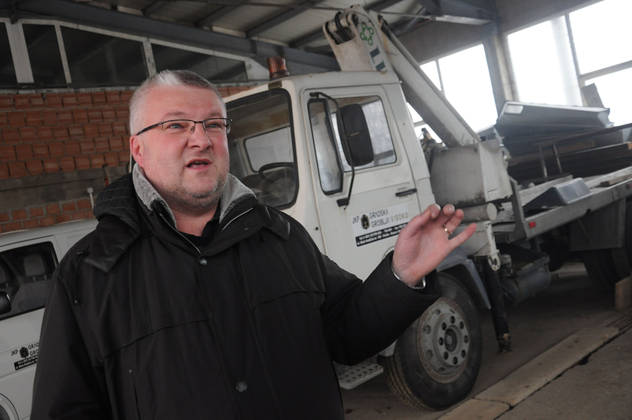 Asmir Hodžić, direktor Gradskih grobalja Visoko, kaže da poticaje nije dobijao zbog političkih veza.