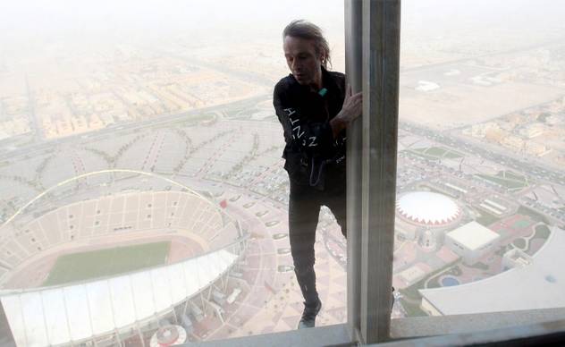 Alain Robert na vrhu The Torch hotela u Dohi (Foto: AFP)