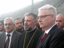 Ivo Josipović sa vladikom Grigorijem i Ljubom Bešlićem (Foto: SRNA)