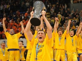 Košarkaši Khimkija proslavljaju trofej (Foto: AFP)