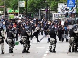 Petero povrijeđenih i desetak privedenih na protestu u Skoplju