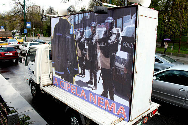 Pokretni bilbord na ulicama Sarajeva (Foto: Almir Panjeta/Klix.ba)