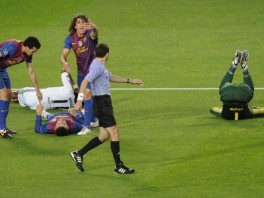 Pique završio u bolnici nakon "sudara" s golmanom (Foto: AFP)
