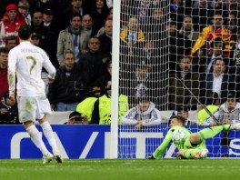 Trenutak kada je Neuer zaustavio šut Ronalda (Foto: AFP)