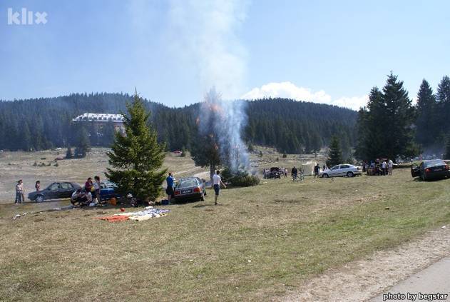 Trenutak kad je zapaljen bor na Igmanu (Foto: Čitatelj portala Klix.ba)