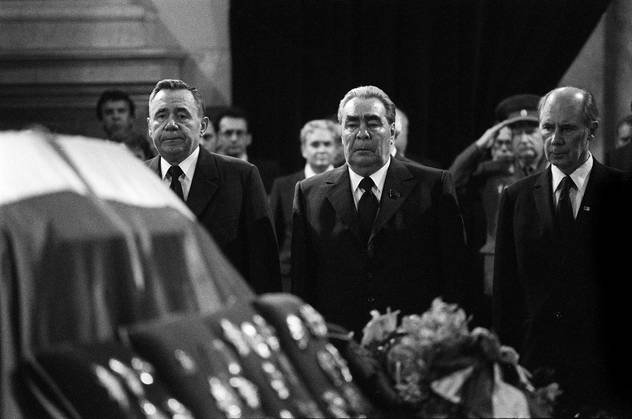 Leonid Brejnev, generalni sekretar Komunističke partije Sovjetskog Saveza, odaje počast Titu (Foto: AFP)