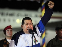 Hugo Chavez pri povratku u zemlju (Foto: AFP)