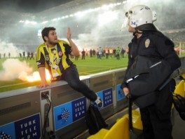 Neredi na terenu i pored stadiona (Foto: AFP)