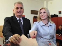 Tomislav Nikolić sa suprugom Dragicom (Foto: AFP)