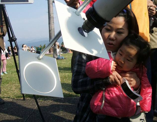 Za gledanje pomračenja Japanci nabavili specijalnu opremu (Foto: AFP)
