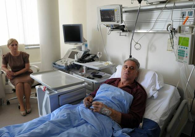 Tomislav Nikolić u bolnici 2011. godine nakon što je počeo sa štrajkom glađu (Foto: AFP)