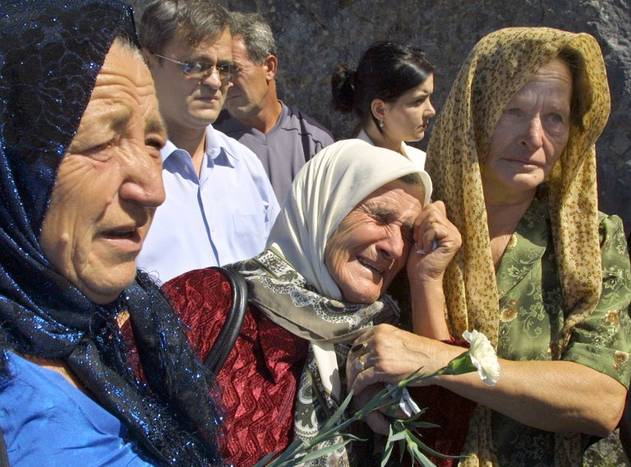 Majke ubijenih Prijedorčana plaču na Korićanskim stijenama (Foto: AFP)