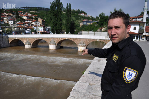 Mevludin pokazuje mjesto događaja (Foto: Nedim Grabovica/Klix.ba)