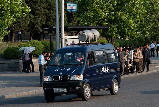 Kombi s megafonom iz kojeg se poziva na rad