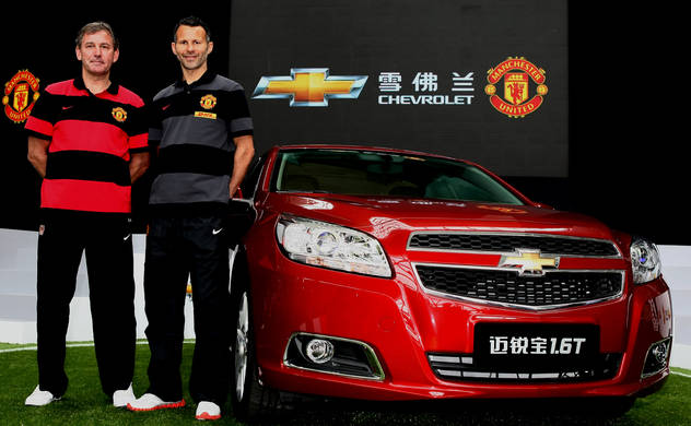 Bivsi kapiten Manchester Uniteda Bryan Robson (lijevo) i Ryan Giggs uz Chevrolet Malibu.