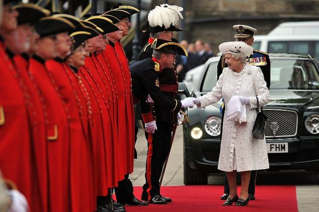 Kraljica Elizabeta uživa povjerenje javnosti (Foto: AFP)