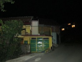 Kuća ispred koje se dogodila pucnjava (Foto: Feđa Krvavac/Klix.ba)