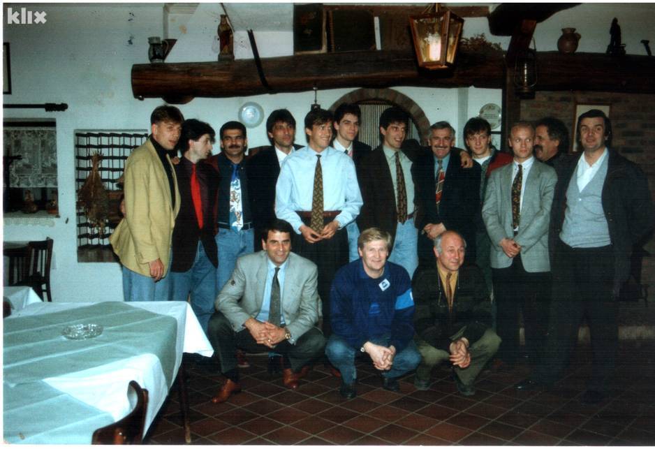 Katalinski stoji peti s desna na lijevo prije početka humanitarne utakmice u Genku 1993. godine