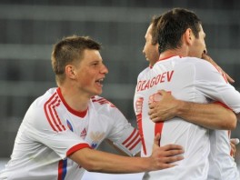 Dzagoev i Arshavin (Foto: AFP)