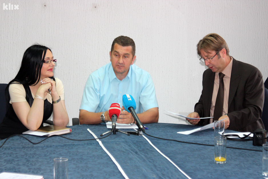 Detalj s press konferencije (Foto: Davorin Sekulić/Klix.ba)