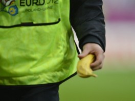Na utakmici Hrvatska - Italija na teren je bačena banana (Foto: AFP)
