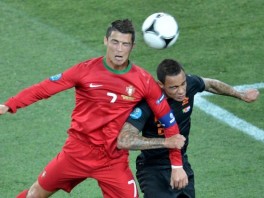 Cristiano Ronaldo i Gregory van der Wiel (Foto: AFP)