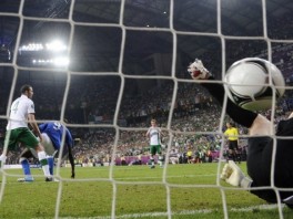 Mario Balotelli postiže jedan od njaljepših golova (Foto: AFP)