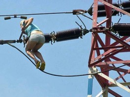 Dva sata visila s električnog stupa, mislila da je na mostu
