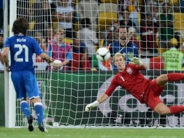 Andrea Pirlo protiv golmana Joea Harta (Foto: Arhiv/AFP)